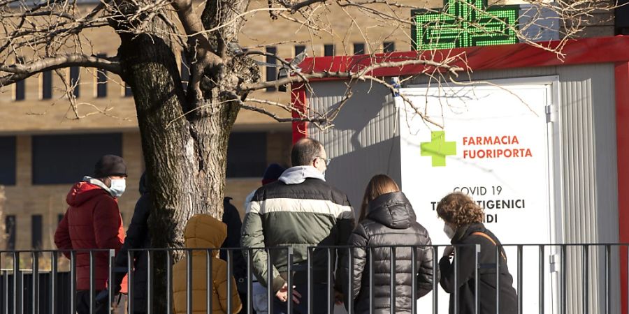 Menschen stehen vor einer Apotheke in Mendrisio TI Schlange für einen Covid-19-Test. (Archivbild)