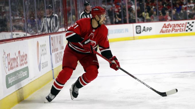 Nino Niederreiter im Trikot der Carolina Hurricanes. Nino Niederreiter