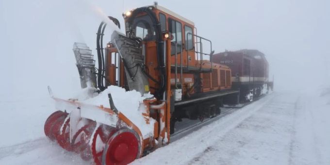 Eine Schneefräse der Harzer Schmalspurbahn räumt bei nebligem Wetter den Schnee aus den Gleisen auf dem Brocken. Foto: Matthias Bein/dpa-Zentralbild/dpa Eine Schneefräse der Harzer Schmalspurbahn räumt bei nebligem Wetter den Schnee aus den Gleisen auf dem Brocken. Foto: Matthias Bein/dpa-Zentralbild/dpa