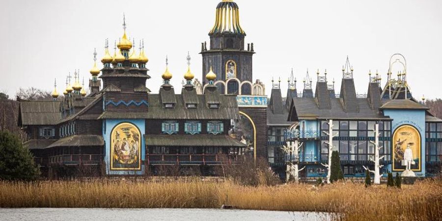 Der aus verschiedenen russischen Holzbaustilen erbaute Glockenpalast: Gifhorn will das Areal wieder zur Attraktion machen. Foto: Moritz Frankenberg/dpa