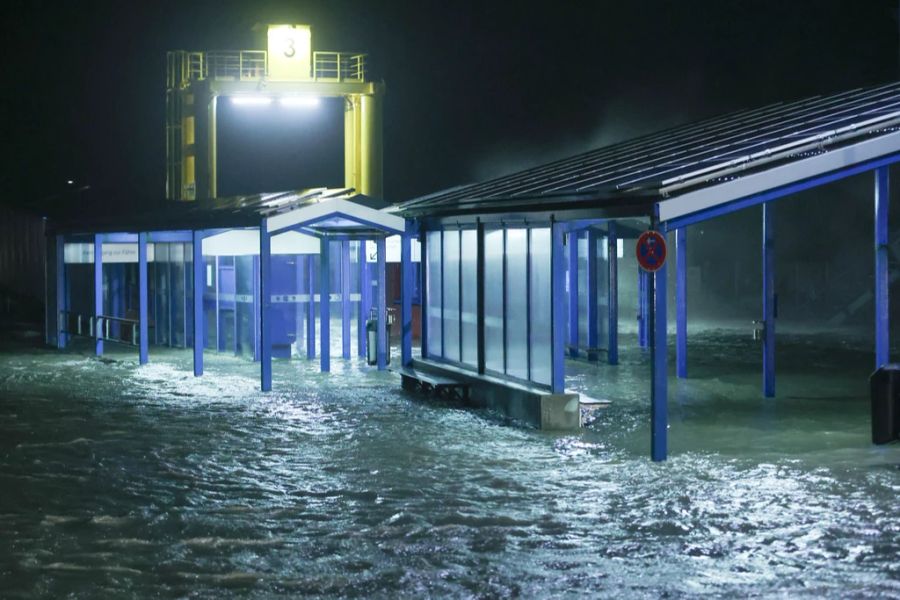 Schleswig-Holstein, Dagebüll: Wasser der aufgepeitschten Nordsee überflutet bei Sturm den Fähranleger Dagebüll.