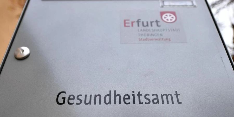 Die Länder haben mehr als 2000 neue Stellen bei den Gesundheitsdiensten geschaffen - vor allem bei den Gesundheitsämtern. Foto: Martin Schutt/dpa-Zentralbild/dpa