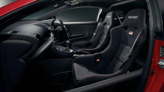 Ein Navi-Monitor fehlt in allen GRMN Yaris und die Recaro-Sitze sind serienmässig, der Überrollbügel kommt mit dem Rallye-Pack Toyota GRMN Yaris