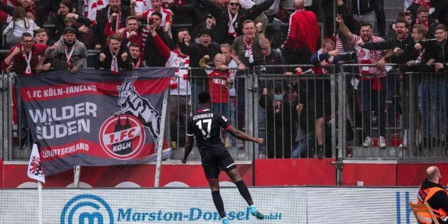 Siegtorschütze Kingsley Schindler lässt sich von den Kölner Fans feiern. Foto: Marius Becker/dpa