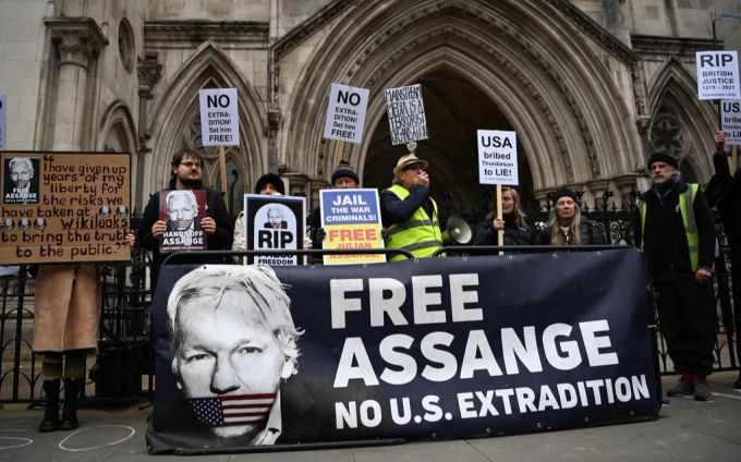 Unterstützer protestieren vor dem High Court in London für die Freilassung von Julian Assange. (Archivbild) assange