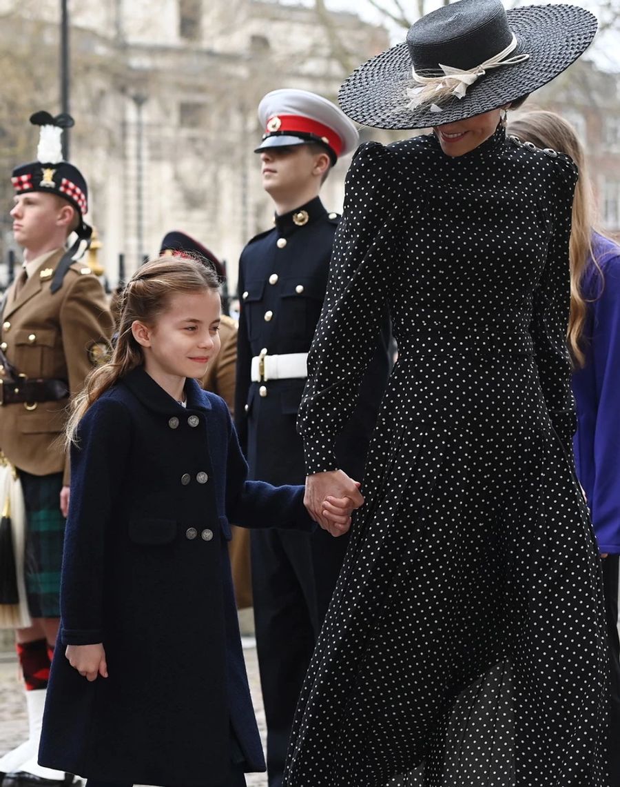 Und zack! Plötzlich lächelt der Mini-Royal ganz herzig.