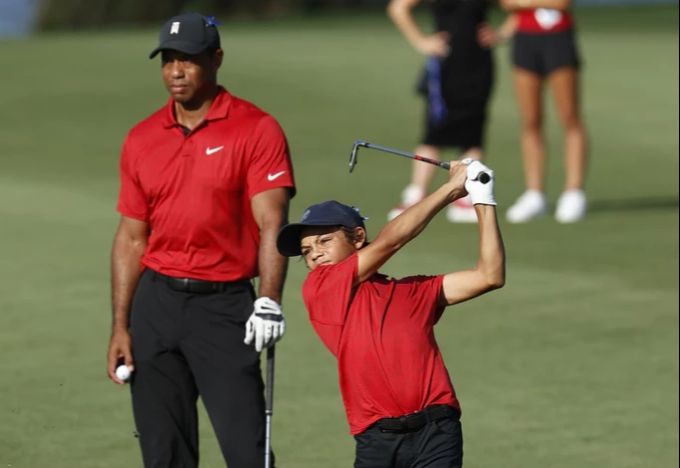 Im Dezember 2021 stand Tiger Woods gemeinsam mit Sohn Charlie Woods auf dem Rasen. Tiger Woods Charlie Woods