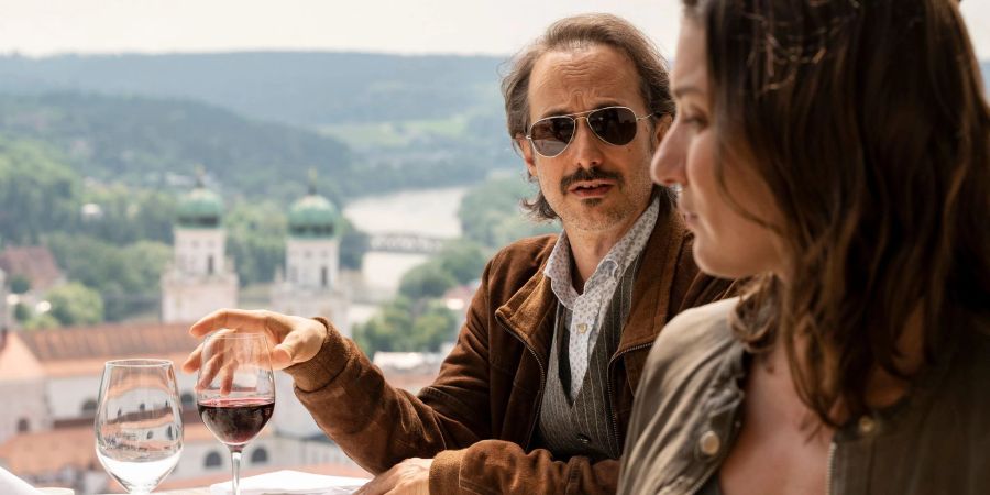 Der windige Privatdetektiv Ferdinand Zankl (Michael Ostrowski), Frederike Bader (Marie Leuenberger) und Passau.