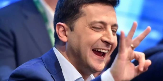 Selenskyj feiert in Kiew 2019 seinen Wahlsieg. Heute beweist er im Ukraine-Konflikt grossen Mut. Ukraine Konflikt Seneskj