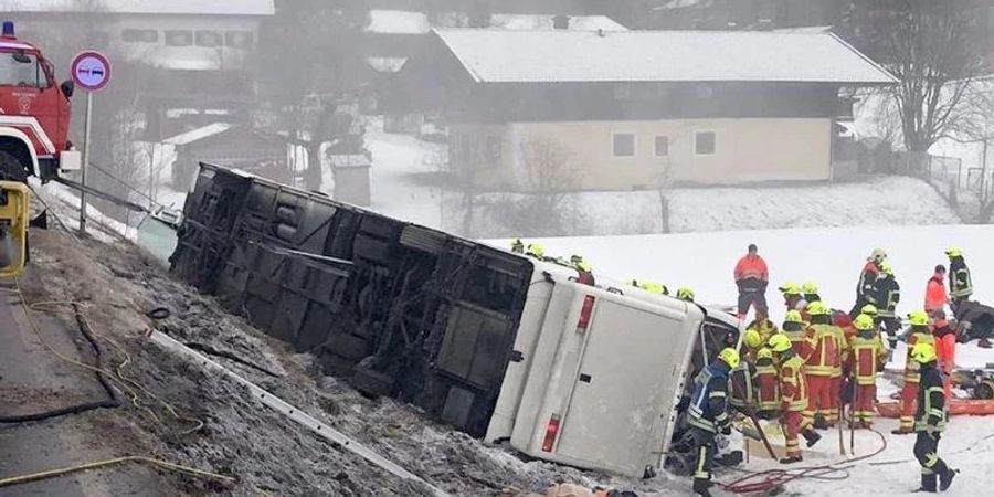 Der umgekippte Reisebus am Ortsausgang von Inzell. Bei dem Unfall sind Dutzende Menschen verletzt worden - elf davon schwer. Foto: Kreisfeuerwehrverband Traunstein/dpa