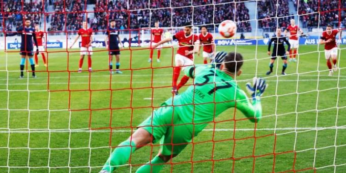 Hertha-Keeper Marcel Lotka machte gegen den SC Freiburg ein starkes Spiel. Foto: Philipp von Ditfurth/dpa Hertha-Keeper Marcel Lotka machte gegen den SC Freiburg ein starkes Spiel. Foto: Philipp von Ditfurth/dpa
