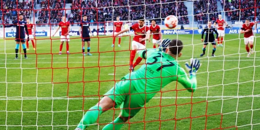 Hertha-Keeper Marcel Lotka machte gegen den SC Freiburg ein starkes Spiel. Foto: Philipp von Ditfurth/dpa