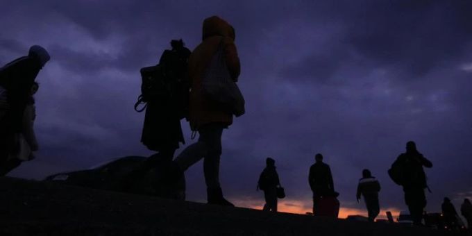 Flüchtlinge, die vor dem Konflikt in der benachbarten Ukraine geflohen sind, gehen mit ihrem Gepäck eine Strasse in Polen entlang. Foto: Petr David Josek/AP/dpa Flüchtlinge, die vor dem Konflikt in der benachbarten Ukraine geflohen sind, gehen mit ihrem Gepäck eine Strasse in Polen entlang. Foto: Petr David Josek/AP/dpa