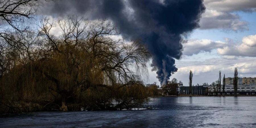 Rauchwolke nach russischem Angriff auf ukrainisches Öldepot