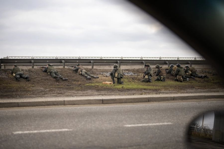 Ukrainische Soldaten bringen sich in Stellung, um die russischen Truppen aufzuhalten. Auf ausländische Soldaten können sie nicht hoffen - aber immerhin auf Hilfe aus dem Cyber-Raum.