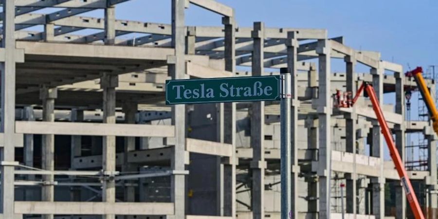 Der Produktionsstart der ersten europäischen Tesla-Fabrik in Grünheide bei Berlin hat sich wiederholt verzögert. Eigentlich sollten schon Ende 2021 die ersten Fahrzeuge vom Band laufen. Foto: Patrick Pleul/dpa-Zentralbild/dpa
