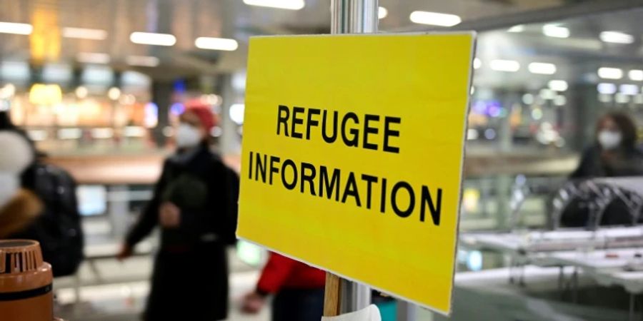 Information für ukrainische Flüchtlinge am Berliner Hauptbahnhof