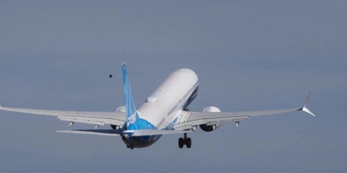 Eine Boeing 737. (Symbolbild) Eine Boeing 737 MAX hebt vom Flughafen Renton im US-Bundesstaat Washington ab. (Archivbild)