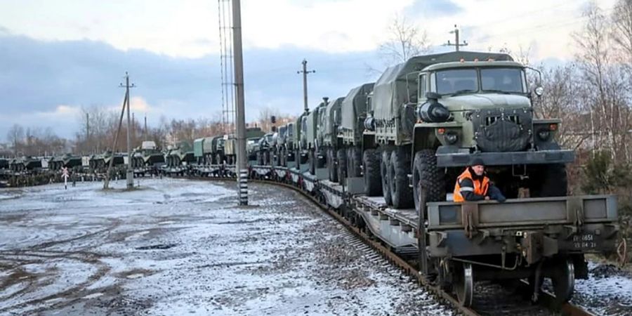 Russischer Zug bringt Militärfahrzeuge nach Belarus