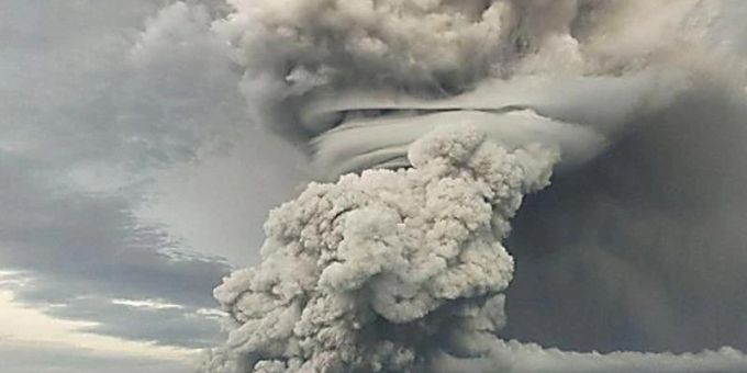 A large cloud of ash, steam and gas rises above sea level above the Hunga Ha'apai volcano.  Photo: Tonga Geological Services/ZUMA Press Wire Service/dpa