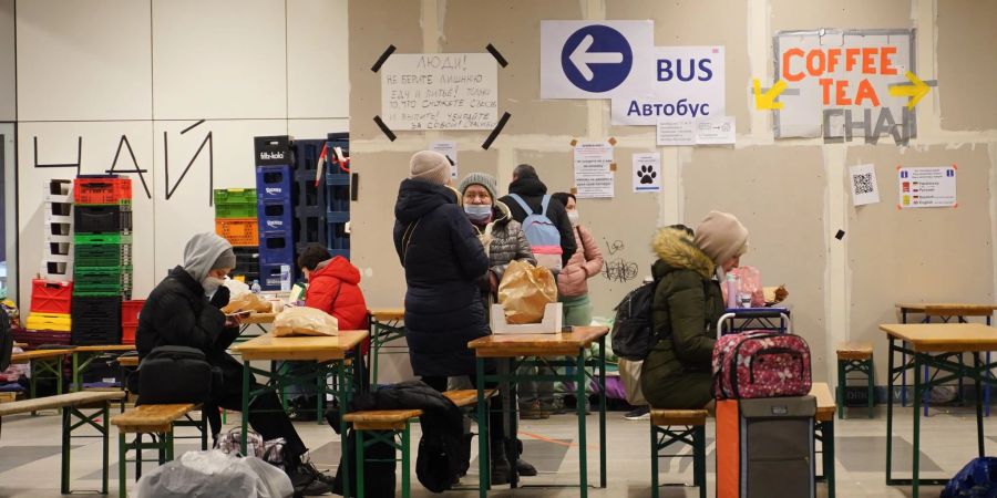 Nahrung und Tipps für die Weiterfahrt erhalten ukrainische Flüchtlinge an einer Anlaufstelle im Berliner Hauptbahnhof.