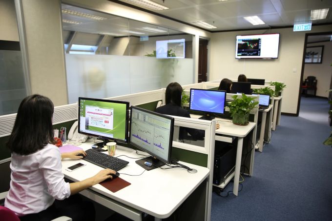 Büroarbeit bedeutet oft mehrere Arbeitsplätze in einem Raum. Unternehmen Schreibtische Computer Personen