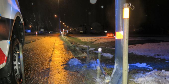 Am Auto und an der Strasseneinrichtung entstand Sachschaden. Unfall