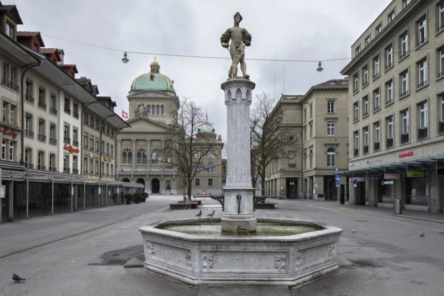 Der menschenleere Bärenplatz, vorne, und Bundesplatz, hinten, beim Bundeshaus, am Sonntag, 22. März 2020 in Bern.