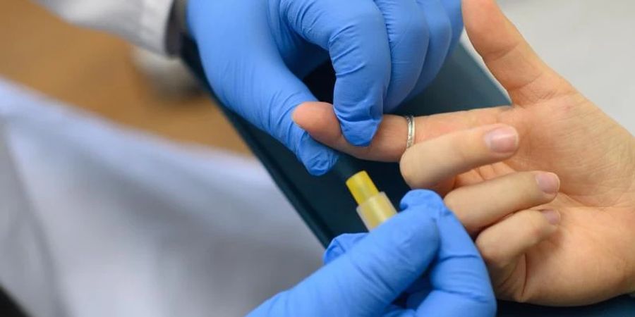 In einem Labor wird von einer Patientin Blut für einen HIV-Test entnommen. Foto: Klaus-Dietmar Gabbert/dpa