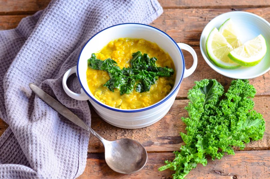 Suppe gelb Linsen Löffel Grünkohl Trockentuch Zitronenscheibe