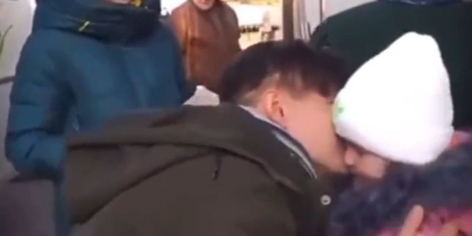 Mobilmachung - Ukrainen-Vater verabschiedet sich rührend von Tochter