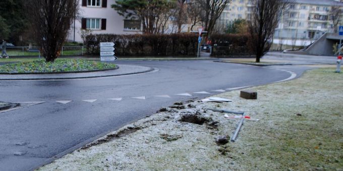 Autolenker prallt gegen Verkehrsschild und flüchtet.