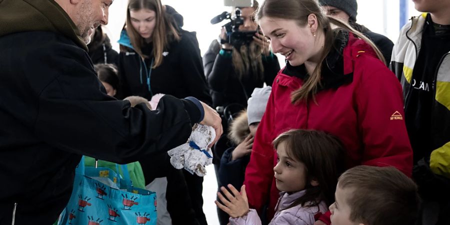 FDP-Nationalrat Hans Peter Portmann (links), verteilt Plüschtiere an ukrainische Kinder und Jugendliche im Internationalen Pfadizentrum in Kandersteg. Die Waisenkinder aus Lwis erhalten hier vorübergehend Schutz vor dem Krieg in der Ukraine.