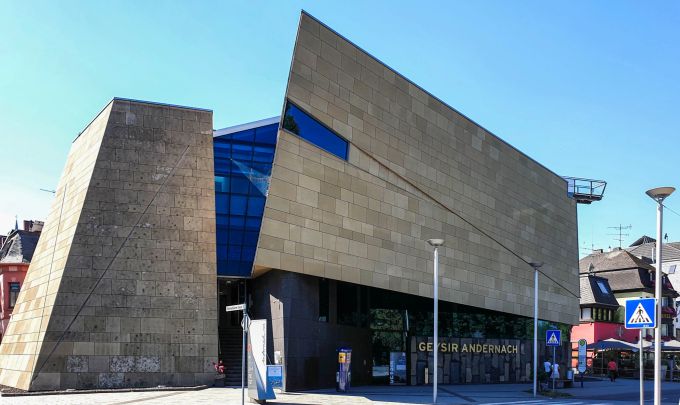 In diesem modernen Bau erfahren Gäste alles Wichtige, was sie über Vulkanismus wissen müssen: das Geysir Museum Andernach. Gebäude modern Lampen Geysir Andernach