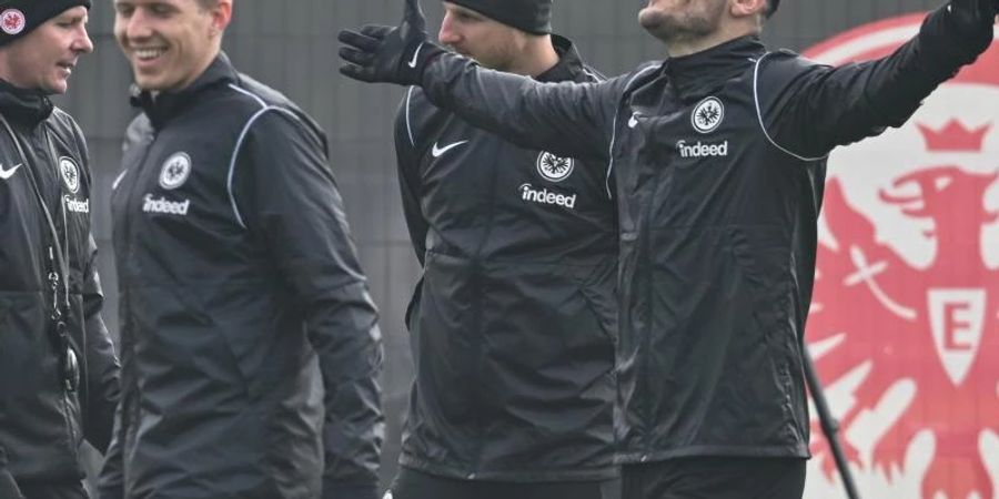 Frankfurts Cheftrainer Oliver Glasner (l) zeigt sich beim Abschlusstraining von Eintracht Frankfurt gut gelaunt. Foto: Arne Dedert/dpa