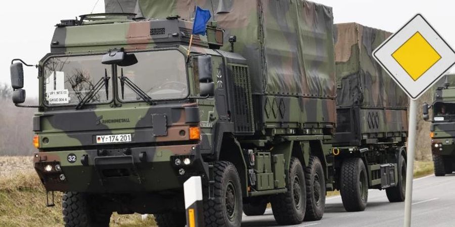 Ein Konvoi zum Transport des Flugabwehrraketensystems Patriot verlässt das Bundeswehr-Gelände der Flugabwehrraktengruppe 26 in Husum. Foto: Frank Molter/dpa