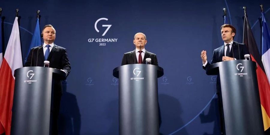Polens Staatspräsident Andrzej Duda (l.) Bundeskanzler Olaf Scholz (m.) und Frankreichs Präsident Emmanuel Macron. Foto: Hannibal Hanschke/Reuters/dpa