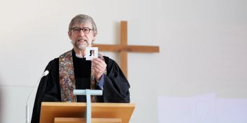 Pfarrer Hartmut Schüssler bei seiner Predigt.