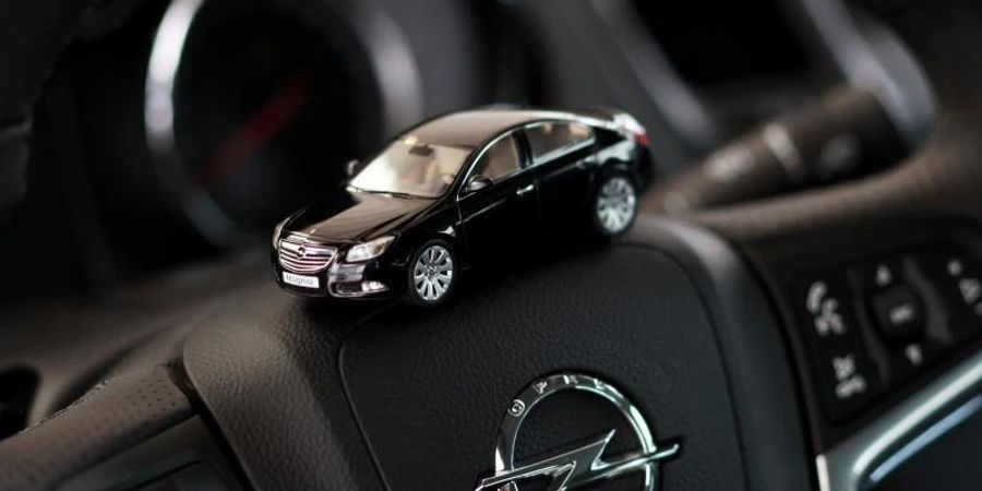 Ein kleines Modell des Insignia A von Opel. Foto: Rolf Vennenbernd/dpa