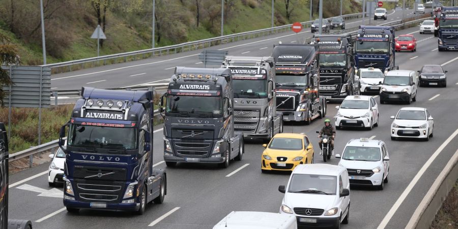 In Spanien streiken die LKW-Fahrer und blockieren wichtige Strassen.