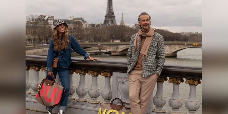 Annemarie und Wayne Carpendale geniessen den Ausblick auf den Eiffelturm.