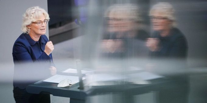 Christine Lambrecht (SPD), Bundesministerin der Verteidigung, spricht in der Haushaltsdebatte im Bundestag. Christine Lambrecht (SPD), Bundesministerin der Verteidigung, spricht in der Haushaltsdebatte im Bundestag.