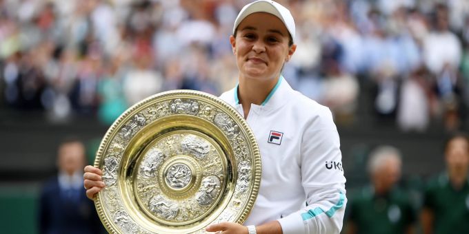 epa09843509 (FILE) - Ashleigh Barty mit der Wimbledon-Trophäe. Ashley Barty