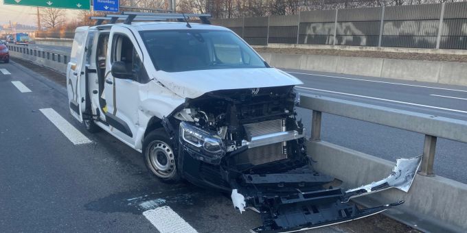 Selbstunfall im Morgenverkehr auf der A4.