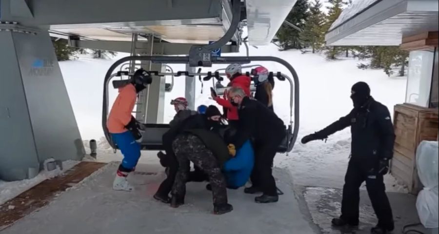 Erst mit Hilfe anderer Gäste kann der Snowboarder zu Boden gebracht werden.