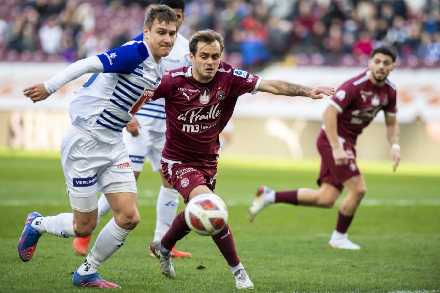 Luzerns Marco Burch (l.) kämpft mit dem Genfer Timothe Cognat um den Ball.