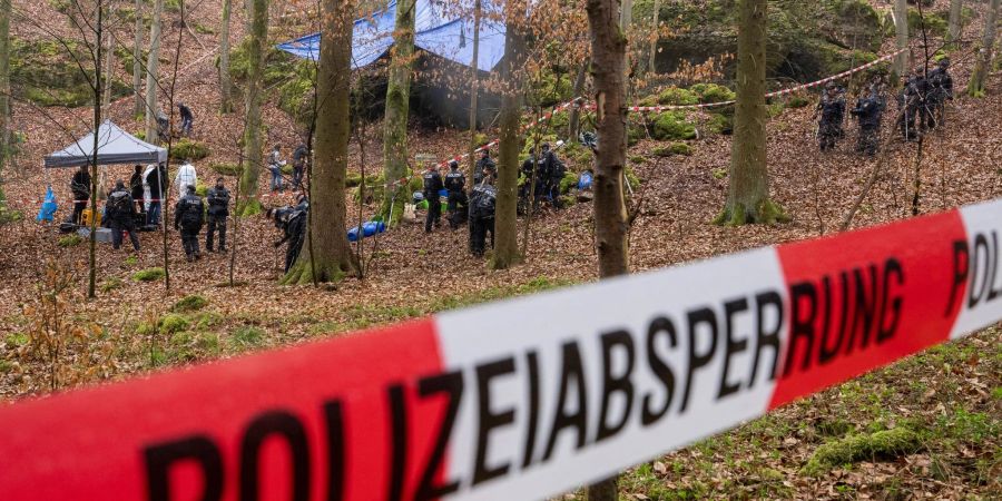 Poizisten suchen ein Gebiet den Wald nach Überresten der seit 1995 vermissten und vermutlich ermordeten Münchnerin Sonja Engelbrecht.