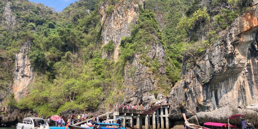 Die Boote ankern jetzt auf der anderen Seite von Phi Phi Leh. Von dort müssen Besucher zu Fuss über Holzstege zur Maya Bay laufen.