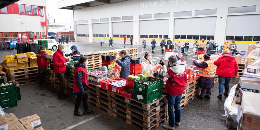 Geflüchtete aus der Ukraine bekommen an einer Ausgabestelle der Hamburger Tafel Lebensmittel und Artikel des täglichen Bedarfs.