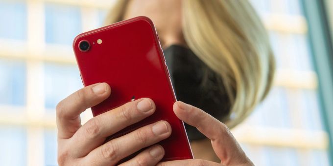 Objektiv und Zwölf-Megapixel-Sensor hat Apple gegenüber dem Vorgängermodell nicht angetastet: So liefert das neue iPhone SE (3. Generation) bei Licht gute Ergebnisse, bei Dunkelheit schwächelt es aber. Objektiv und Zwölf-Megapixel-Sensor hat Apple gegenüber dem Vorgängermodell nicht angetastet: So liefert das neue iPhone SE (3. Generation) bei Licht gute Ergebnisse, bei Dunkelheit schwächelt es aber.